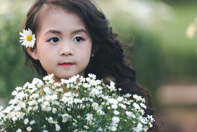 Đã xinh lại thần thái, bé gái Hà Nội dạo chơi trong vườn cúc họa mi khiến ai đi qua cũng phải ngoái nhìn da-xinh-lai-than-thai-be-gai-ha-noi-dao-choi-trong-vuon-cuc-hoa-mi-khien-ai-di-qua-cung-phai-ngoai-nhin
